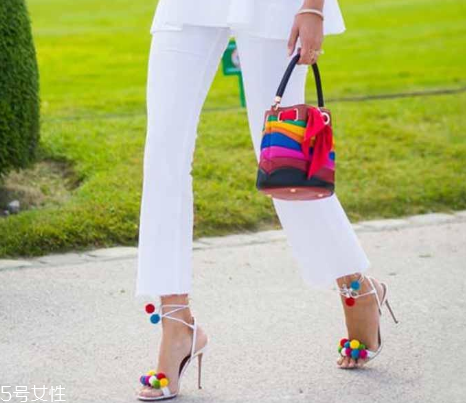 約會穿什么樣的高跟鞋好看？適合約會穿的高跟鞋款式