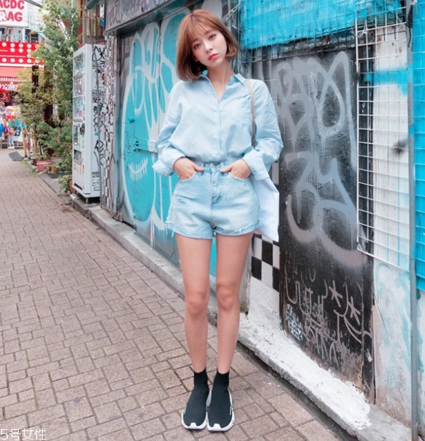 女生天藍(lán)色襯衫怎么搭配好看 女生天藍(lán)色襯衫怎么搭配好看