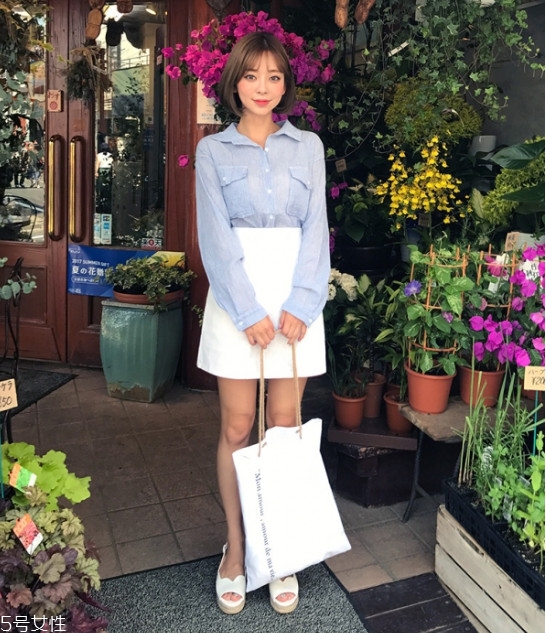 女生天藍(lán)色襯衫怎么搭配好看 女生天藍(lán)色襯衫怎么搭配好看