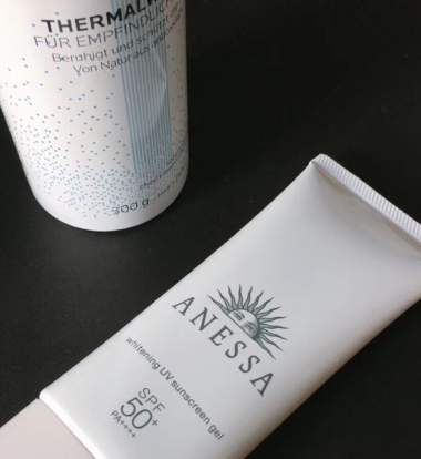 2018安耐曬防曬啫喱金管和白管區(qū)別 安耐曬金管和白管哪個好 2018安耐曬防曬啫喱金管和白管區(qū)別 安耐曬金管和白管哪個好