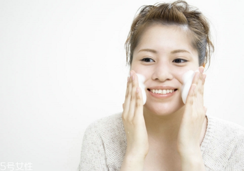 洗面奶怎么打成泡泡 晚上可以不洗洗面奶嗎 洗面奶怎么打成泡泡 晚上可以不洗洗面奶嗎