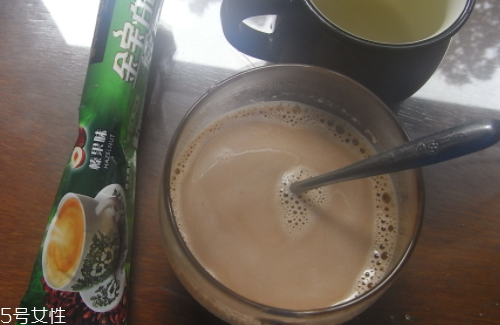 白咖啡是什么顏色？白咖啡是白色嗎？