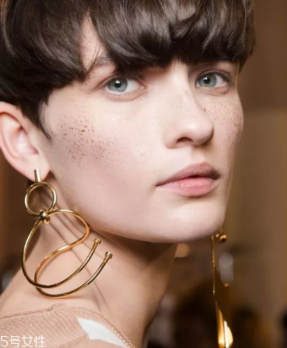 耳環(huán)取不下來(lái)怎么辦？耳環(huán)取不下來(lái)解決方法