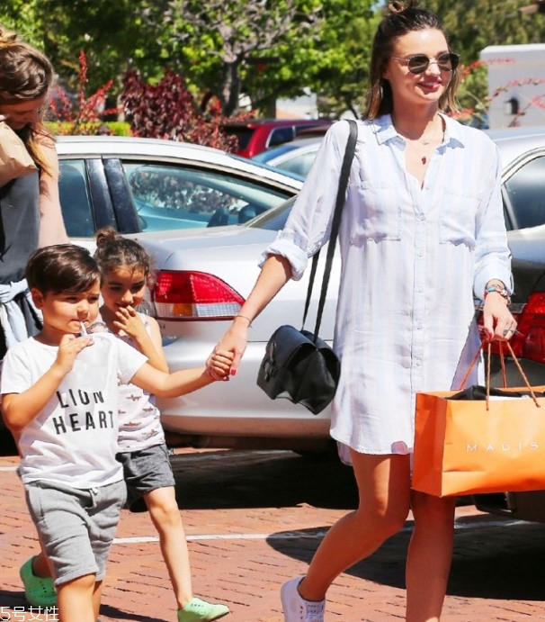 條紋襯衫裙圖片欣賞 條紋襯衫裙怎么搭配 條紋襯衫裙圖片欣賞 條紋襯衫裙怎么搭配