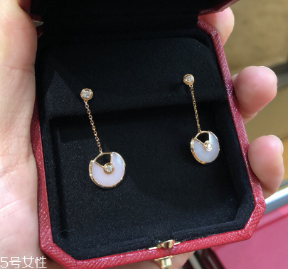 耳環(huán)買黃金還是鉑金？耳環(huán)黃金和鉑金哪個(gè)好