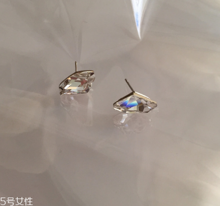 耳釘可以用鹽水消毒嗎？耳釘用鹽水消毒有用嗎