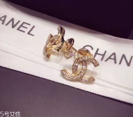 耳釘要經(jīng)常拿下來嗎？耳釘需要經(jīng)常取下來嗎