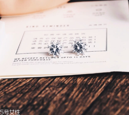 耳釘對(duì)耳唇有什么危害？耳釘對(duì)耳朵有哪些害處？