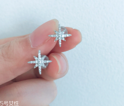 耳釘有血跡怎么清洗？耳釘上的血跡用什么洗？