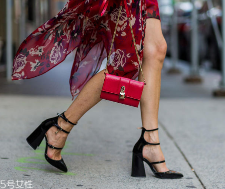 復(fù)古風(fēng)衣服配什么鞋子？復(fù)古風(fēng)搭配什么鞋子好看？