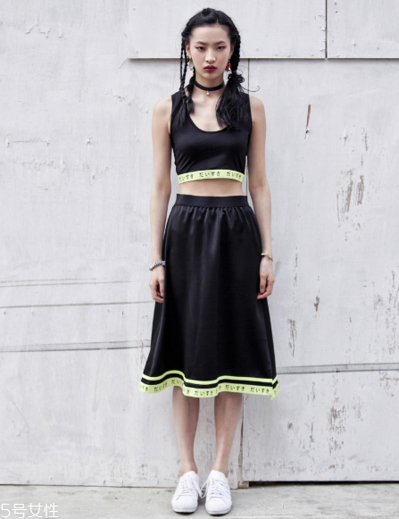 今年夏天流行什么露臍裝？今夏最火的露臍裝搭配