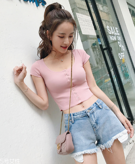 今年夏天流行什么露臍裝？今夏最火的露臍裝搭配