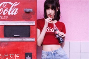 夏天穿紅色衣服吸熱嗎？夏天穿紅色會(huì)熱嗎？