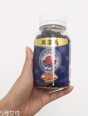 泰國風濕丸功效與作用 泰國風濕丸治什么?。?></p><p>2、房子陰潮</p><p>如果居住環(huán)境有限，產婦的臥室陰暗潮濕，也有可能致使血脈不通。坐月子時期，門窗關不嚴使產婦受風也會導致產后風濕病。</p><p>3、過早勞累</p><p>孕婦生產后，身體需要好好地休養(yǎng)，如果得不到充分的休息而過度操勞，可能給身體埋下很多隱患。孕婦在坐月子的時候用冷水洗衣服，很可能會手關節(jié)疼痛，患上嚴重的風濕病。</p><p>4、洗澡水涼</p><p>孕婦在洗澡的時候，如果貪圖涼爽，洗澡水比較涼的話，身體和涼水的親密接觸”，讓本來就非常虛弱的身體受到冰涼的刺激，身體不能抵抗涼水侵襲，很容易關節(jié)疼痛得風濕病。</p>		</div>
<div align=