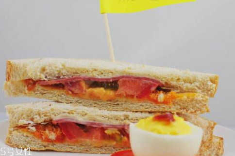 美乃滋和沙拉醬的區(qū)別 美乃滋和蛋黃醬的區(qū)別 美乃滋和沙拉醬的區(qū)別 美乃滋和蛋黃醬的區(qū)別