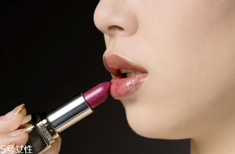 涂完口紅嘴唇內(nèi)側(cè)發(fā)白怎么回事 涂口紅嘴唇內(nèi)側(cè)發(fā)白原因 涂完口紅嘴唇內(nèi)側(cè)發(fā)白怎么回事 涂口紅嘴唇內(nèi)側(cè)發(fā)白原因