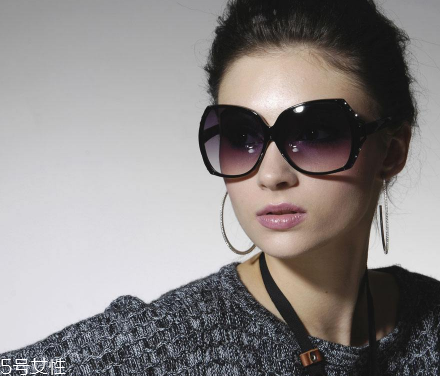 太陽(yáng)鏡輕好還是重好？太陽(yáng)鏡買輕的還是重的？