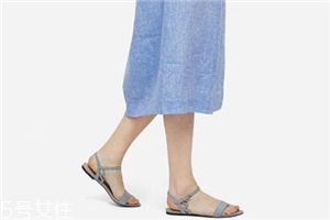 腳寬的人適合穿什么涼鞋？腳胖穿什么涼鞋好看？