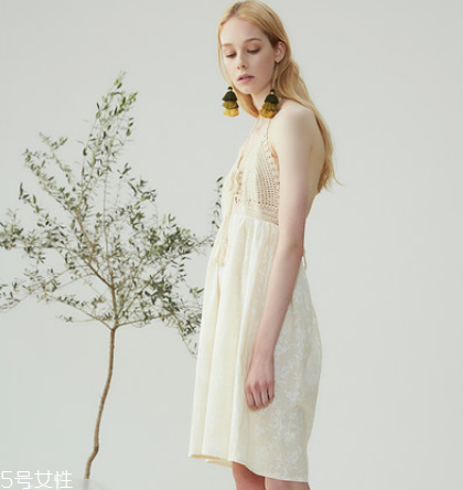 微胖穿什么連衣裙好看？微胖女生適合穿什么連衣裙？