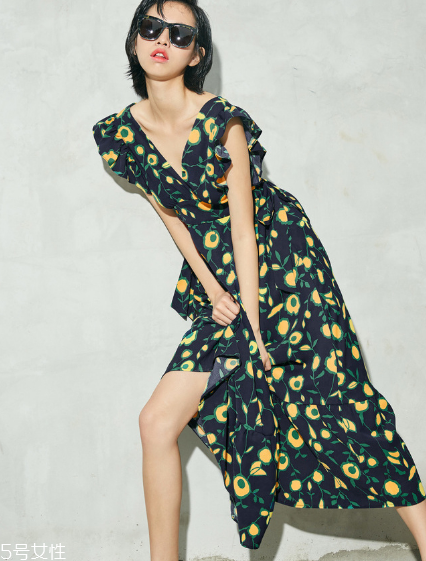 微胖穿什么連衣裙好看？微胖女生適合穿什么連衣裙？