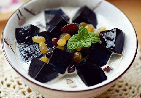 仙草凍的熱量 吃仙草凍會(huì)胖嗎 仙草凍的熱量 吃仙草凍會(huì)胖嗎