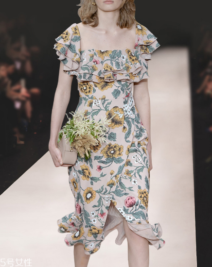 微胖穿什么連衣裙好看？微胖女生適合穿什么連衣裙？