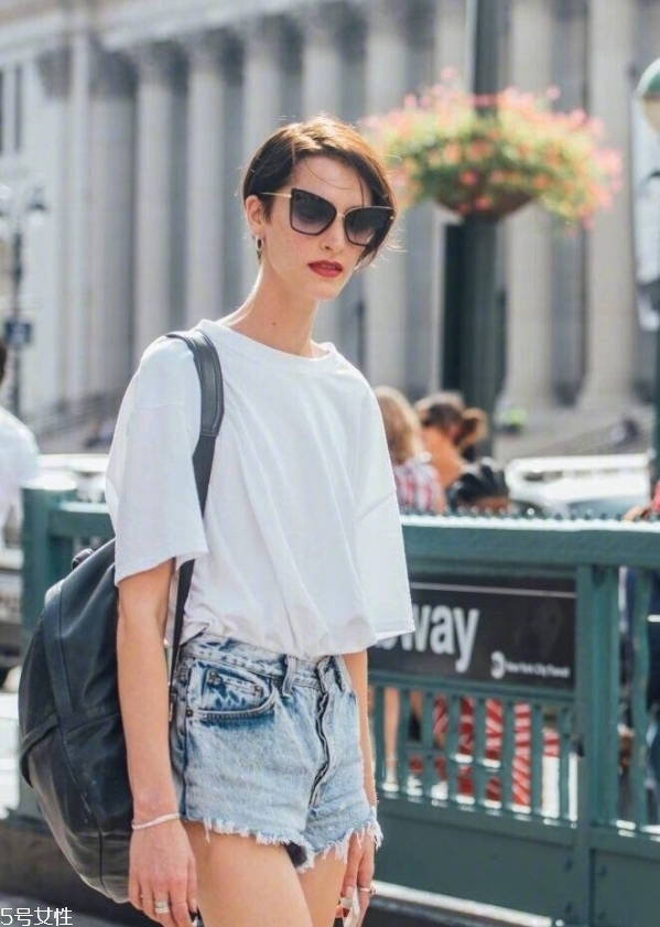 夏天白t恤配什么褲子 白色短袖T恤怎么搭配 夏天白t恤配什么褲子 白色短袖T恤怎么搭配