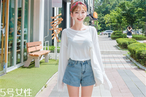 夏天白t恤配什么褲子 白色短袖T恤怎么搭配 夏天白t恤配什么褲子 白色短袖T恤怎么搭配