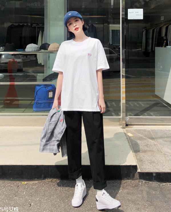 夏天白t恤配什么褲子 白色短袖T恤怎么搭配 夏天白t恤配什么褲子 白色短袖T恤怎么搭配