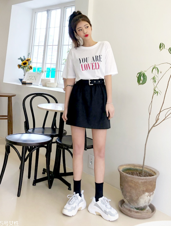 夏天白t恤配什么褲子 白色短袖T恤怎么搭配 夏天白t恤配什么褲子 白色短袖T恤怎么搭配