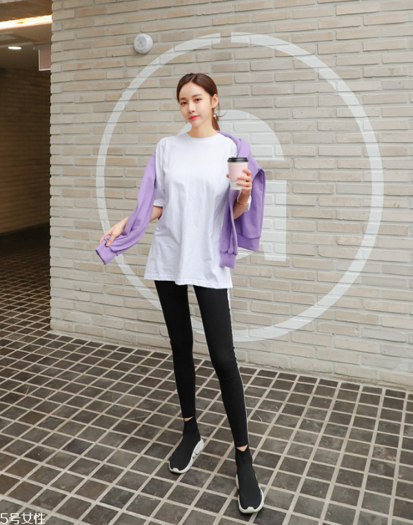 夏天白t恤配什么褲子 白色短袖T恤怎么搭配 夏天白t恤配什么褲子 白色短袖T恤怎么搭配