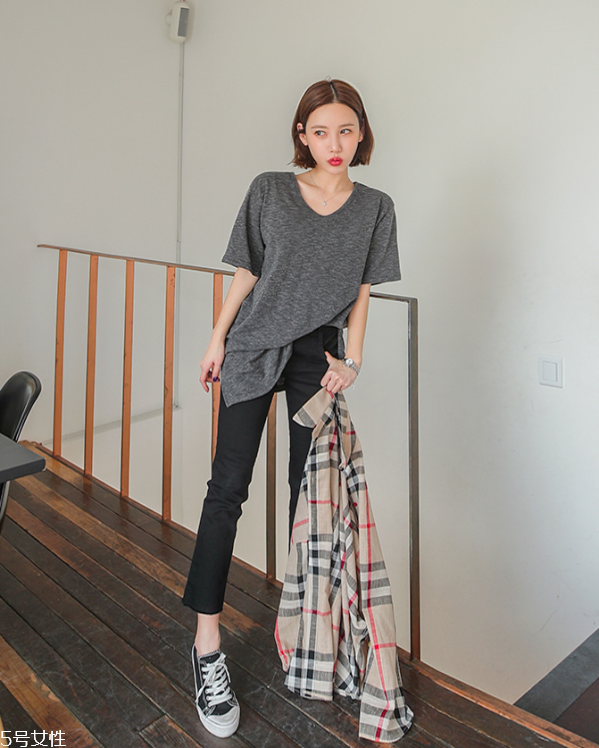 夏天白t恤配什么褲子 白色短袖T恤怎么搭配 夏天白t恤配什么褲子 白色短袖T恤怎么搭配