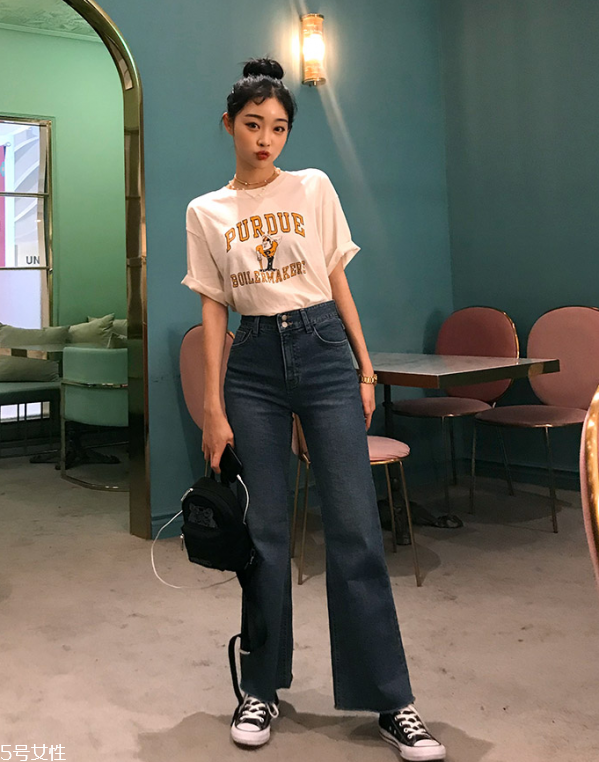 夏天白t恤配什么褲子 白色短袖T恤怎么搭配 夏天白t恤配什么褲子 白色短袖T恤怎么搭配