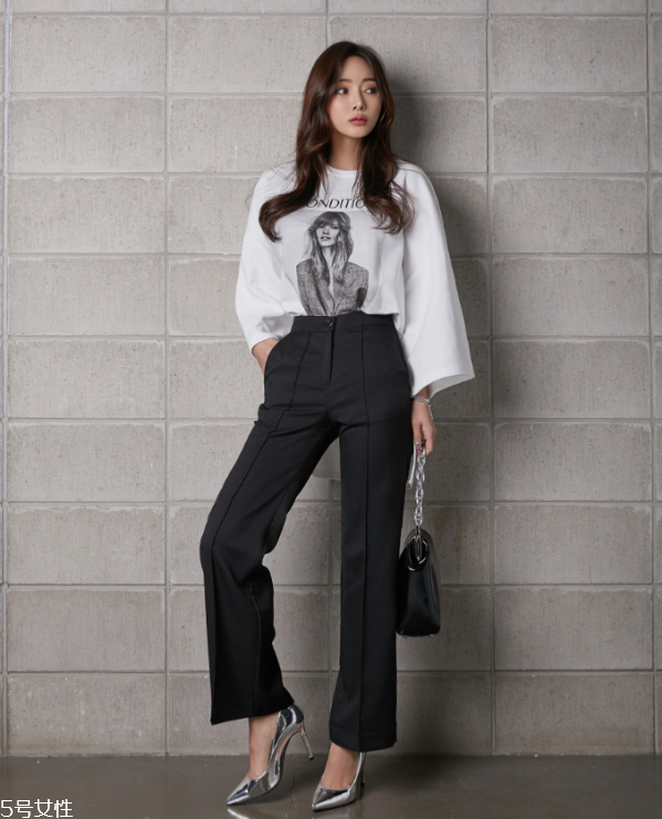 夏天白t恤配什么褲子 白色短袖T恤怎么搭配 夏天白t恤配什么褲子 白色短袖T恤怎么搭配