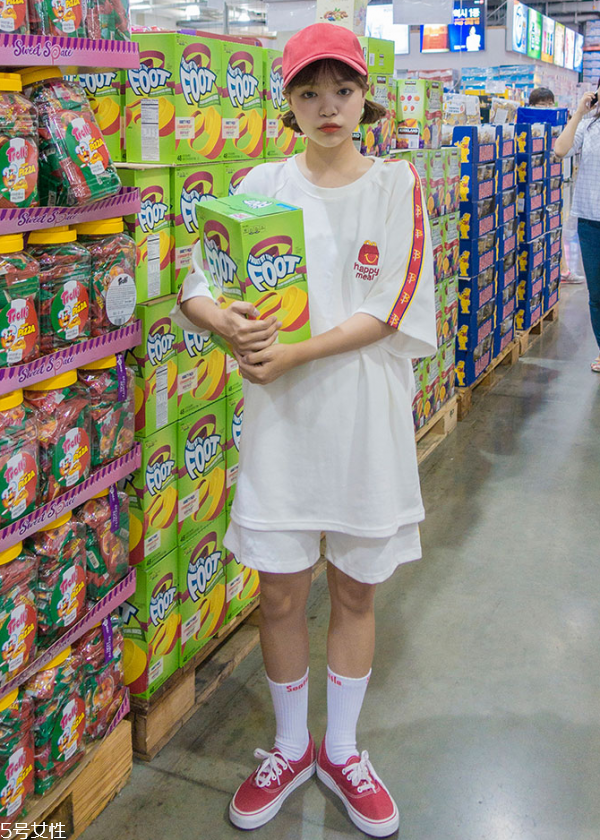 夏天白t恤配什么褲子 白色短袖T恤怎么搭配 夏天白t恤配什么褲子 白色短袖T恤怎么搭配