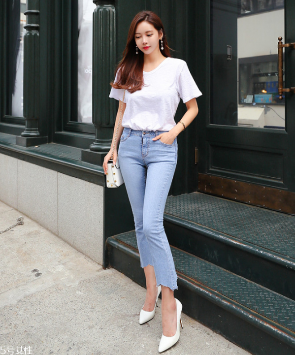 夏天白t恤配什么褲子 白色短袖T恤怎么搭配 夏天白t恤配什么褲子 白色短袖T恤怎么搭配