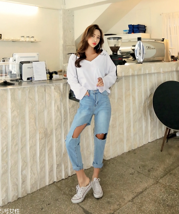 夏天白t恤配什么褲子 白色短袖T恤怎么搭配 夏天白t恤配什么褲子 白色短袖T恤怎么搭配