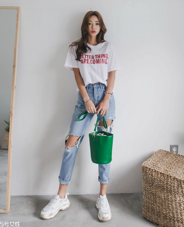 夏天白t恤配什么褲子 白色短袖T恤怎么搭配 夏天白t恤配什么褲子 白色短袖T恤怎么搭配