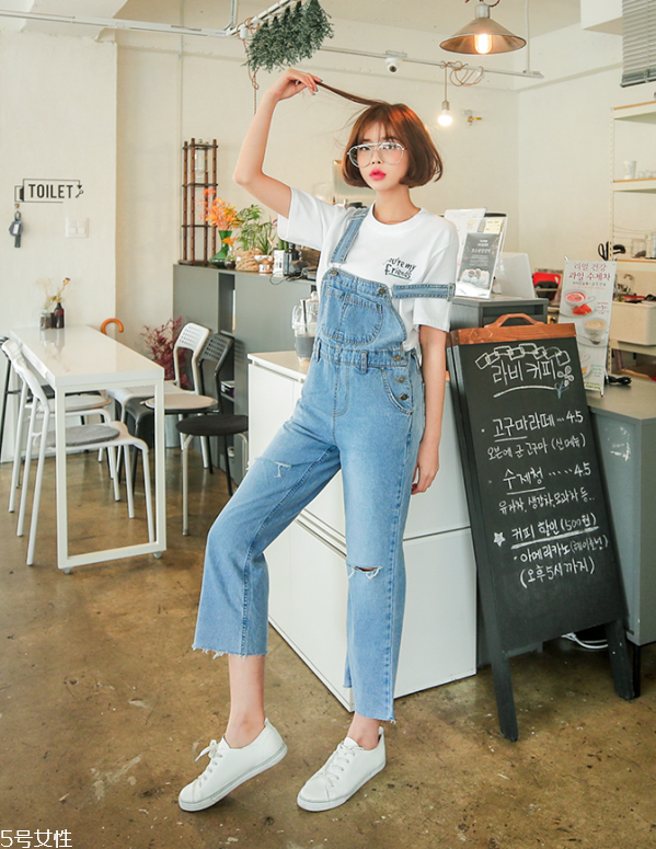 夏天白t恤配什么褲子 白色短袖T恤怎么搭配 夏天白t恤配什么褲子 白色短袖T恤怎么搭配