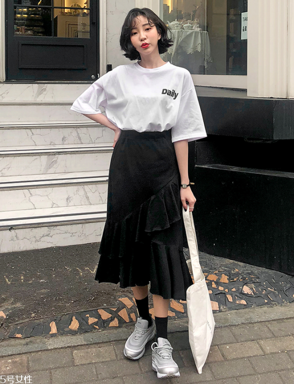 夏天白t恤配什么褲子 白色短袖T恤怎么搭配 夏天白t恤配什么褲子 白色短袖T恤怎么搭配