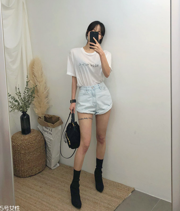 夏天白t恤配什么褲子 白色短袖T恤怎么搭配 夏天白t恤配什么褲子 白色短袖T恤怎么搭配