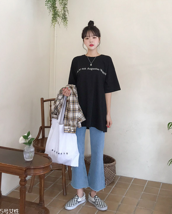 夏天白t恤配什么褲子 白色短袖T恤怎么搭配 夏天白t恤配什么褲子 白色短袖T恤怎么搭配