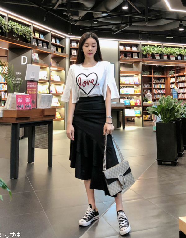 夏天白t恤配什么褲子 白色短袖T恤怎么搭配 夏天白t恤配什么褲子 白色短袖T恤怎么搭配