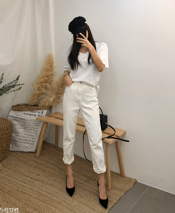 夏天白t恤配什么褲子 白色短袖T恤怎么搭配 夏天白t恤配什么褲子 白色短袖T恤怎么搭配