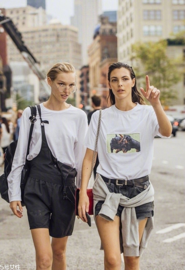 夏天白t恤配什么褲子 白色短袖T恤怎么搭配 夏天白t恤配什么褲子 白色短袖T恤怎么搭配