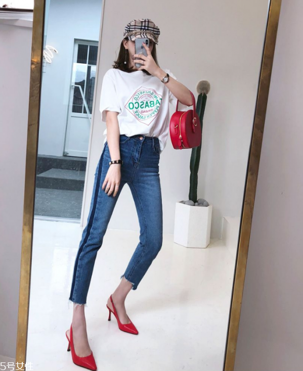 夏天白t恤配什么褲子 白色短袖T恤怎么搭配 夏天白t恤配什么褲子 白色短袖T恤怎么搭配