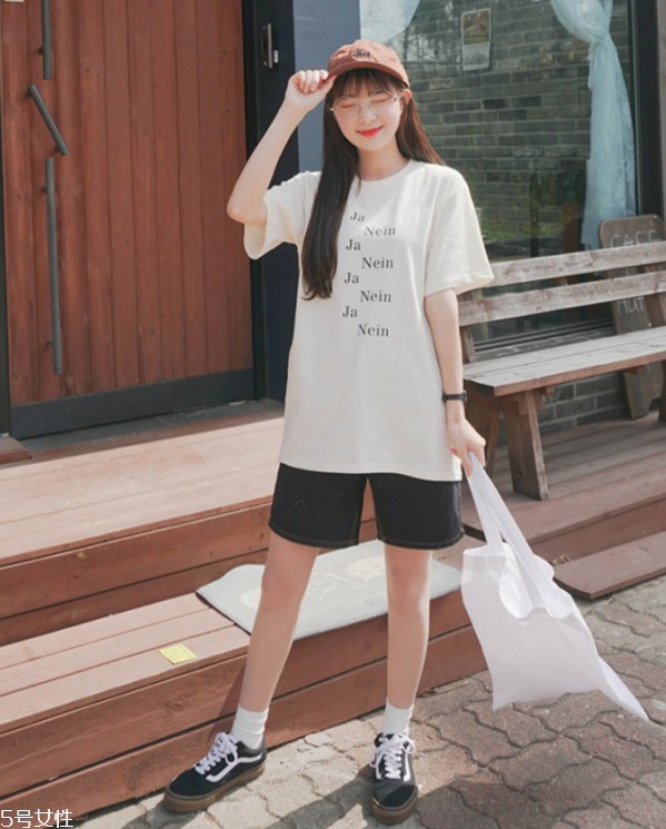 夏天白t恤配什么褲子 白色短袖T恤怎么搭配 夏天白t恤配什么褲子 白色短袖T恤怎么搭配