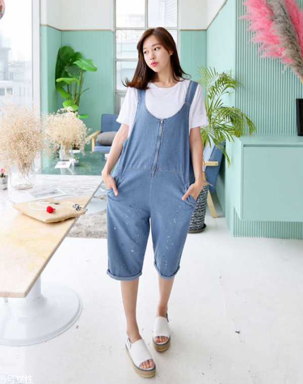 夏天白t恤配什么褲子 白色短袖T恤怎么搭配 夏天白t恤配什么褲子 白色短袖T恤怎么搭配