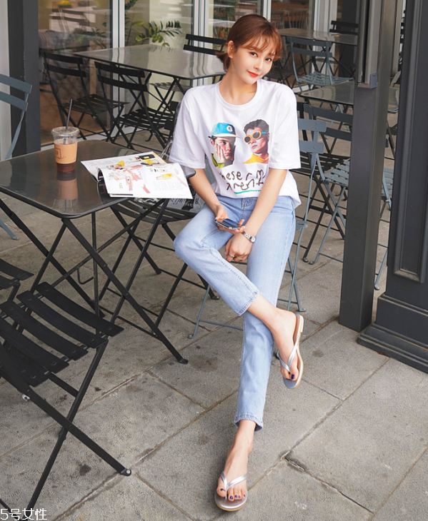 夏天白t恤配什么褲子 白色短袖T恤怎么搭配 夏天白t恤配什么褲子 白色短袖T恤怎么搭配