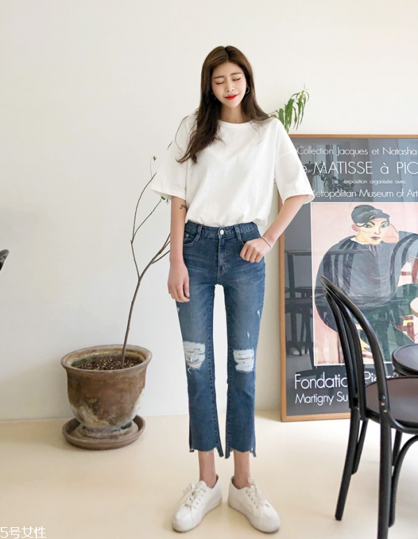 夏天白t恤配什么褲子 白色短袖T恤怎么搭配 夏天白t恤配什么褲子 白色短袖T恤怎么搭配